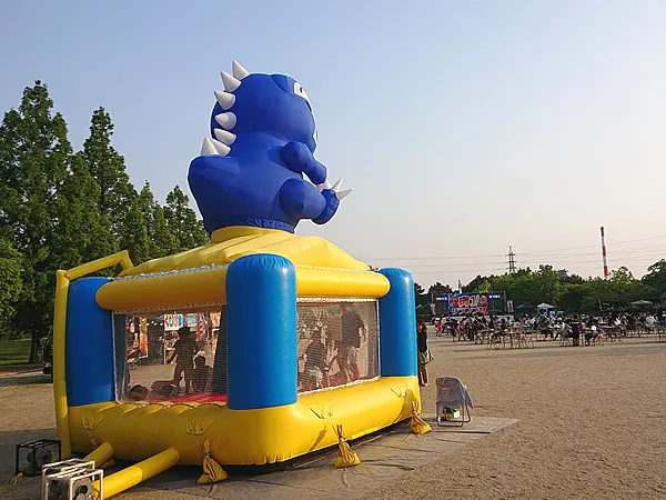 美味しい屋台の肉料理が大集結した肉１グランプリの会場にエア遊具「エアランドミニ」を設置！in福岡県大牟田市 ｜ イベントパートナー